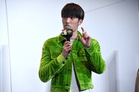 シュッと香水を吹きかけるポーズをするジェシー。