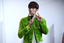 シュッと香水を吹きかけるポーズをするジェシー。