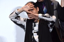 フォトセッションで決めポーズをする斎藤司。