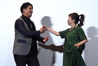 田中真弓（右）をエスコートする木村昴（左）。