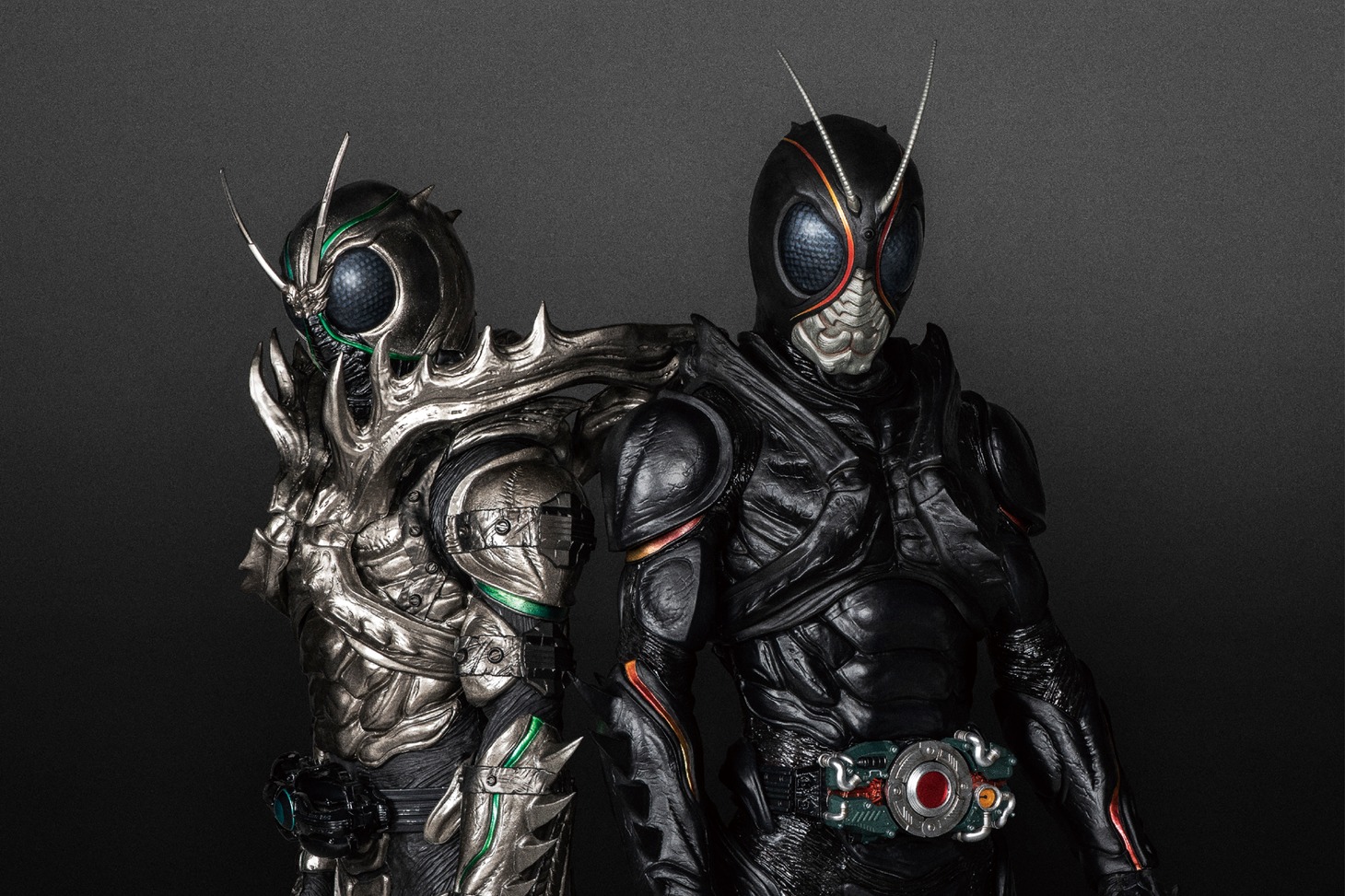 左から仮面ライダーSHADOWMOON、仮面ライダーBLACK SUN。