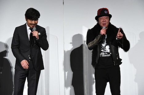 映画の見どころを「小澤の腹筋」と語る古田新太（右）。
