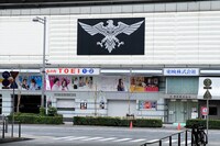 丸の内TOEIの外壁に掲出されているSHOCKER大型エンブレム。