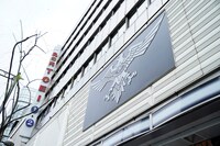 丸の内TOEIの外壁に掲出されているSHOCKER大型エンブレム。