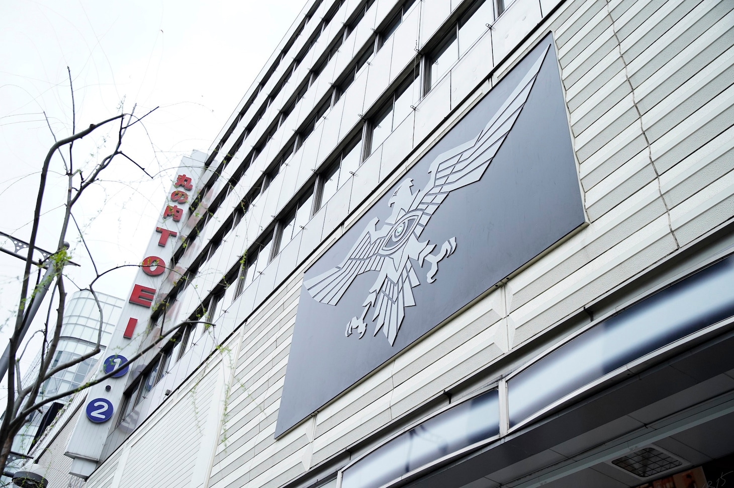 丸の内TOEIの外壁に掲出されているSHOCKER大型エンブレム。