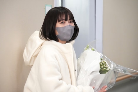 花束を手にする浜辺美波。