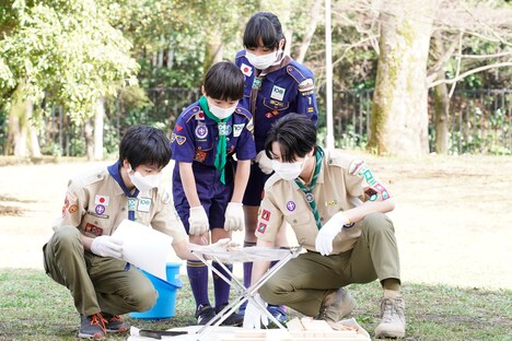 火起こし体験の様子。安嶋秀生(手前右)とボーイスカウトのメンバー。