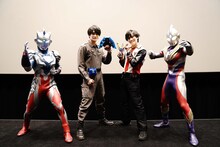 左からウルトラマンゼット、平野宏周、寺坂頼我、ウルトラマントリガー。