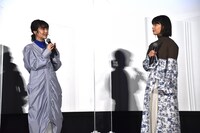 左から浜辺美波、岸井ゆきの。