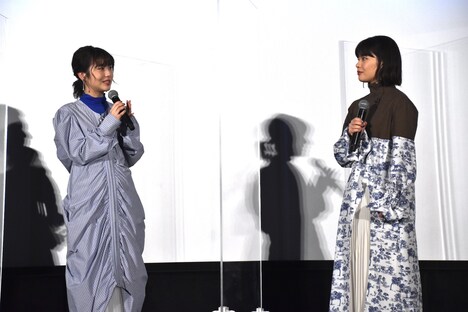 左から浜辺美波、岸井ゆきの。