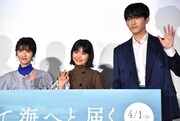 左から浜辺美波、岸井ゆきの、杉野遥亮。