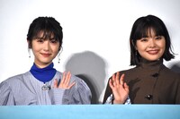 左から浜辺美波、岸井ゆきの。