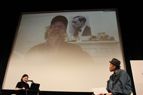 マイク・ミルズ（スクリーン）と大島依提亜（右）。