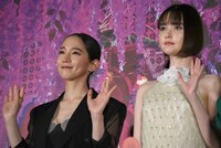 ムービーカメラに手を振る吉岡里帆（左）、玉城ティナ（右）。