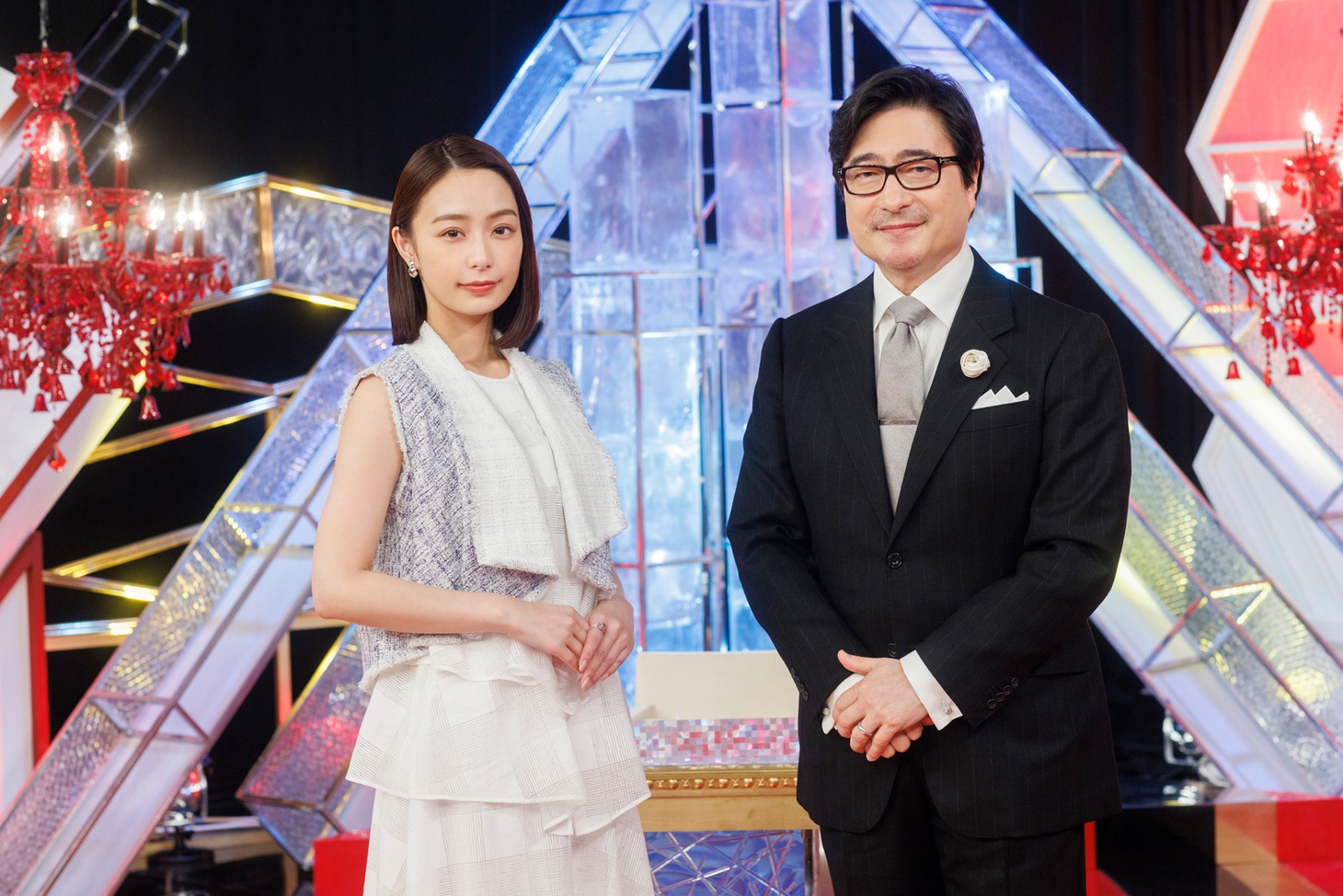 左から宇垣美里、ジョン・カビラ。