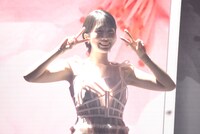 暗がりから登場し、笑顔でピースをする松本穂香。