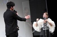 田中圭（左）にツッコむ大島優子（右）。