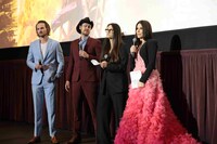 左からアダム・ニー、アーロン・ニー、ライザ・チェイシン、サンドラ・ブロック。