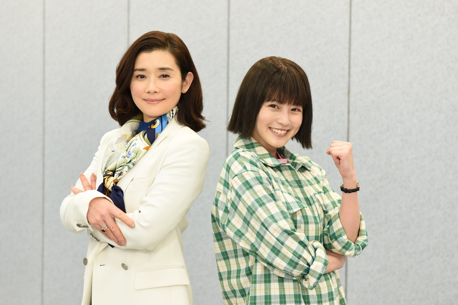 左から石田ひかり、今田美桜。