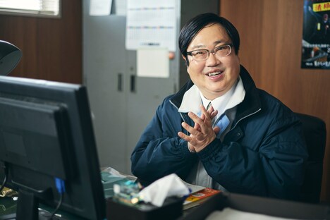 六角精児演じる藤岡大二郎。