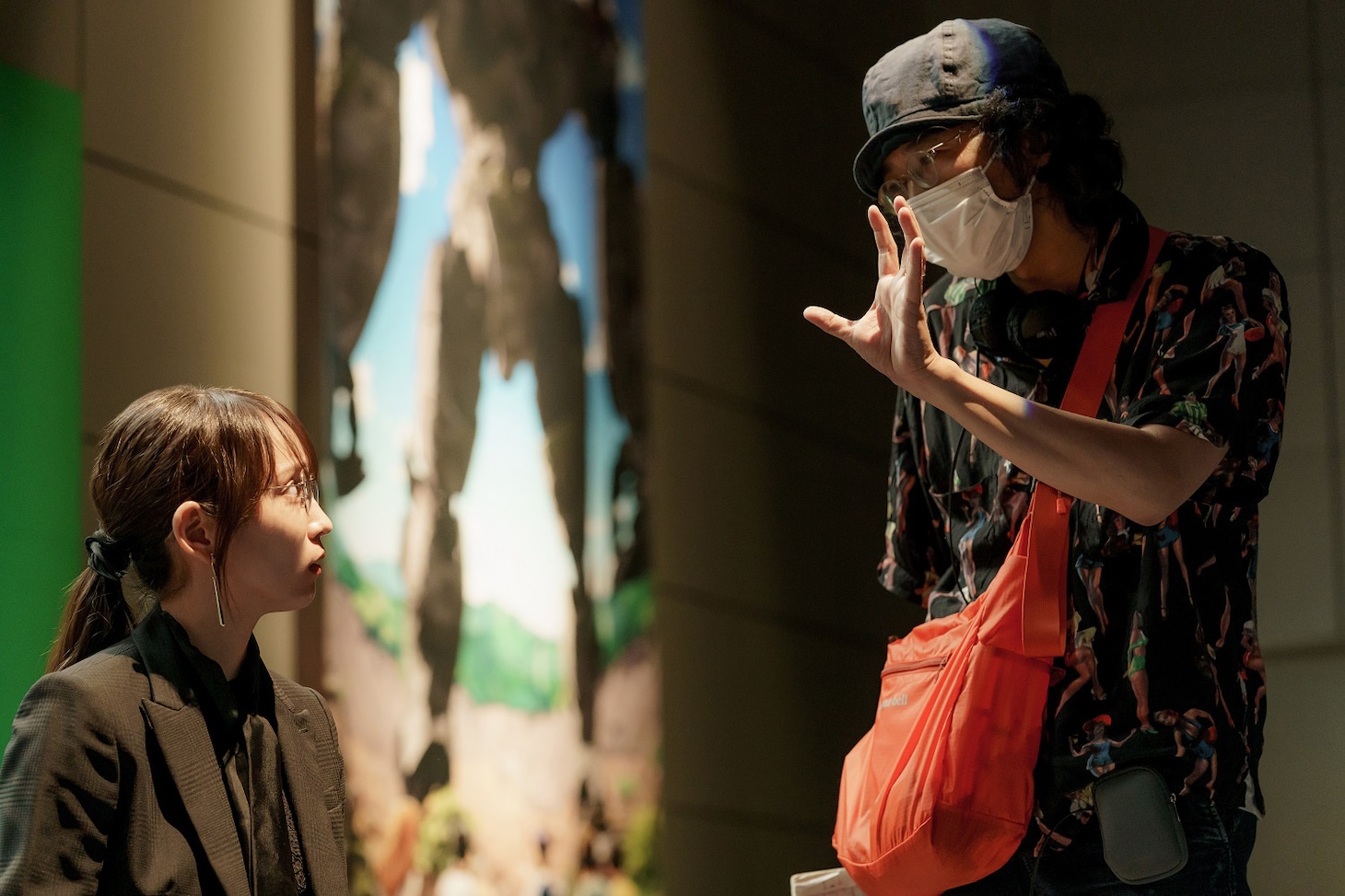 「ハケンアニメ！」メイキング写真。左から吉岡里帆、吉野耕平。