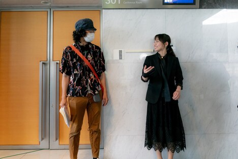 「ハケンアニメ!」メイキング写真。左から吉野耕平、吉岡里帆。