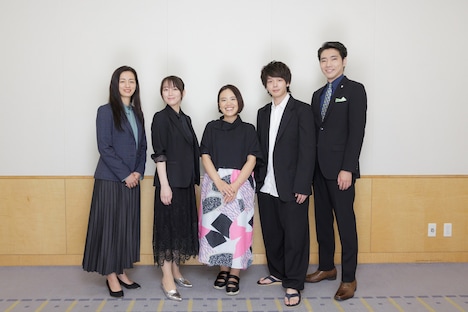 左から尾野真千子、吉岡里帆、辻村深月、中村倫也、柄本佑。