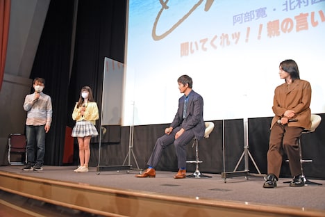 登壇した親子の話を聞く阿部寛（中央）と北村匠海（右）。