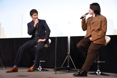 左から阿部寛、北村匠海。