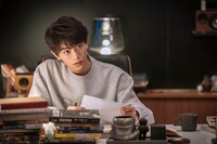 ディン・ユーシー演じるジョウ・チュワン。