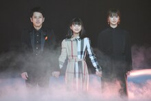 左から二宮和也、大島美優、多部未華子。