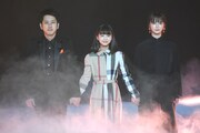 左から二宮和也、大島美優、多部未華子。