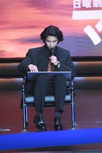 急いで家族構成を考える賀来賢人。