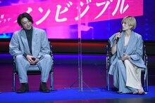 柴咲コウ（右）に「背が伸びた気がする！」と言われ、喜ぶ高橋一生（左）。