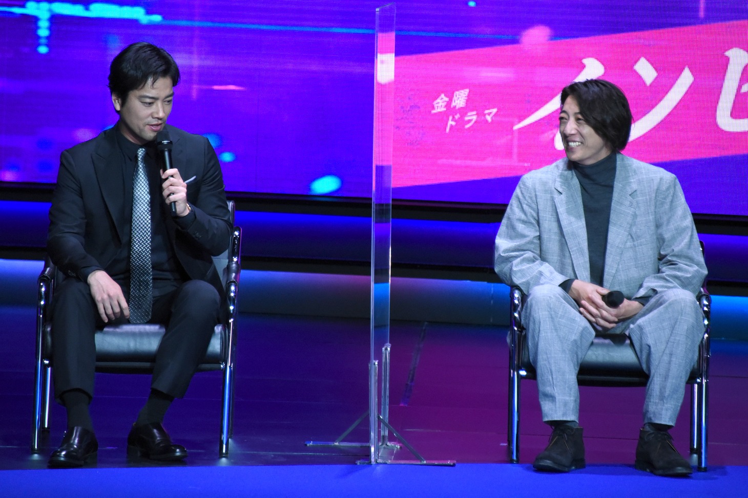 作品名にちなんだ「透明人間になるなら？」との質問に「なりたくない。（存在を）見せていきたい！」と答えた桐谷健太（左）と、その様子を見て笑う高橋一生（右）。