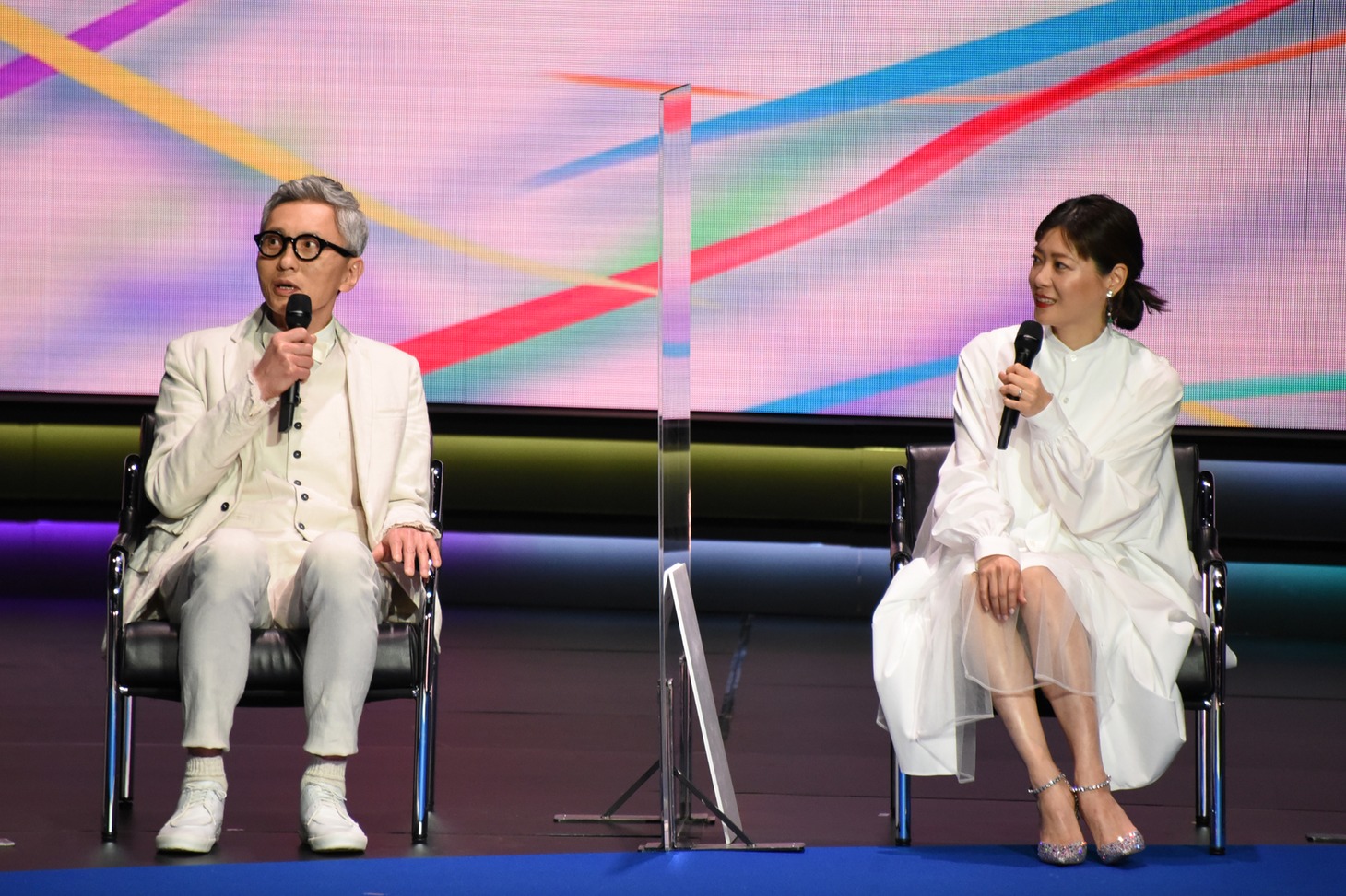 左から松重豊、上野樹里。
