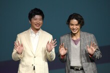 左から田中圭、磯村勇斗。