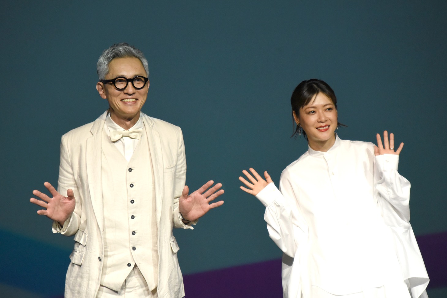 左から松重豊、上野樹里。