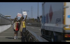 少女2人が互いを支え合う、守田悠人の監督作「頭痛が痛い」特報