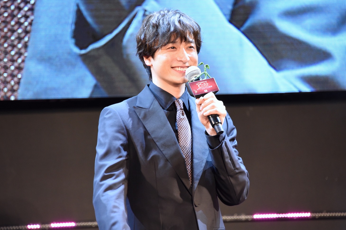 ピケットが乗ったマイクを持つ小関裕太。