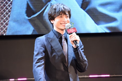 ピケットが乗ったマイクを持つ小関裕太。