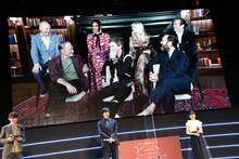 談笑するエディ・レッドメインたち。