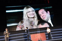 アリソン・スドル（中央）のカメラにひょっこり映り込むダン・フォグラー（右）。