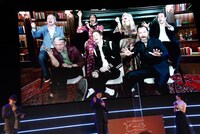 呪文“ルーモス・マキシマ”を唱えるエディ・レッドメインたち。