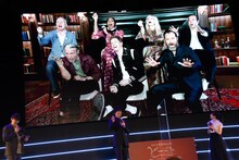 呪文“ルーモス・マキシマ”を唱えるエディ・レッドメインたち。