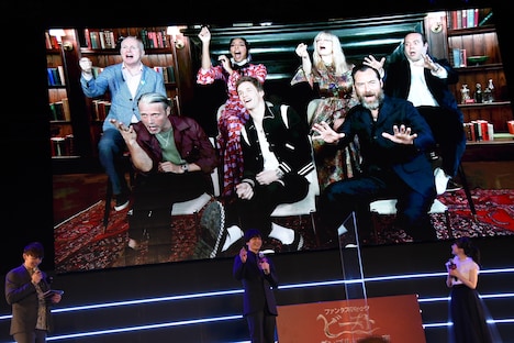 呪文“ルーモス・マキシマ”を唱えるエディ・レッドメインたち。