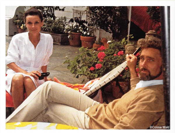 左からオードリー・ヘプバーン、ロバート・ウォルダーズ。(c)Connie Wald