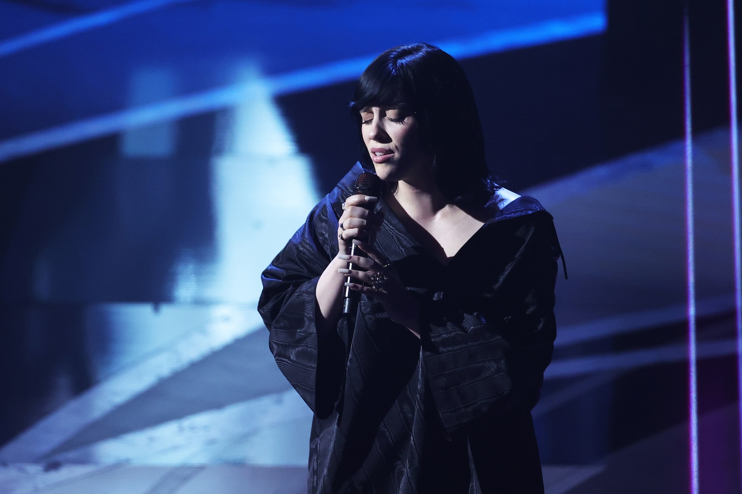 歌曲賞を受賞した「No Time to Die」を歌うビリー・アイリッシュ。（Getty Images）