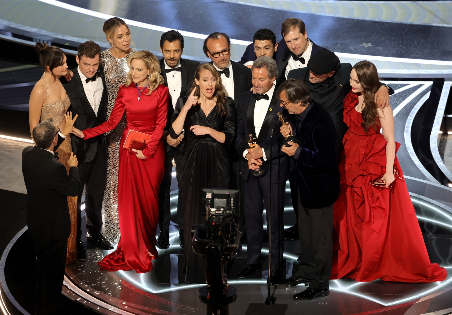 第94回アカデミー賞作品賞を受賞した「コーダ あいのうた」のスタッフ、キャスト。（Getty Images）