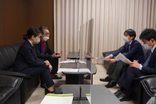 映画監督有志の会による文化庁・省庁へのハラスメント防止に向けての要望書提出時の様子。諏訪敦彦（左奥）と西川美和（左手前）。